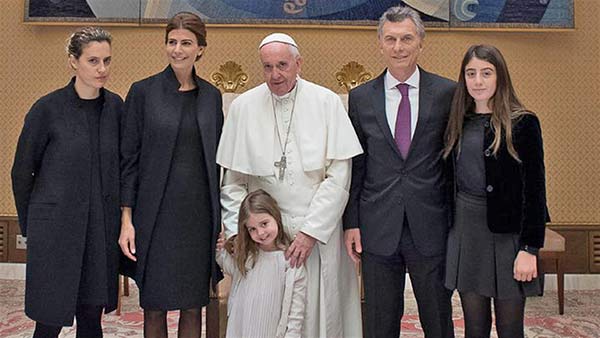 Macri y su familia junto al Papa Francisco| Foto: EFE