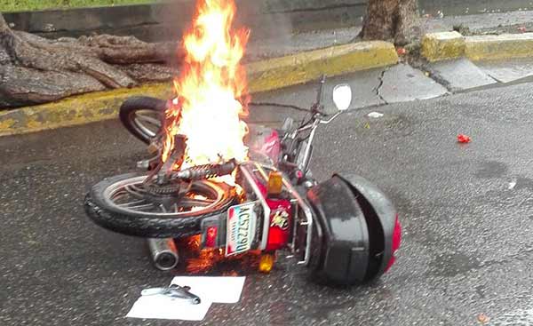 Moto incendiada en Chuao, Caracas | Foto: @esquincle_