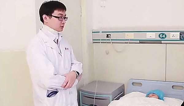 Pediatra Li Baohua fue atacado con un cuchillo mientras trabajaba | Foto: SCMP Pictures