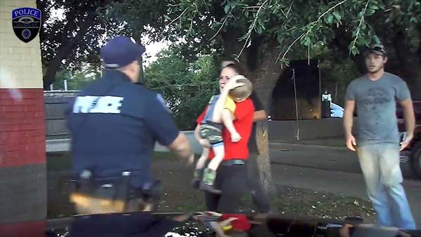 Policía salva a niño en EEUU | Foto: Captura de video