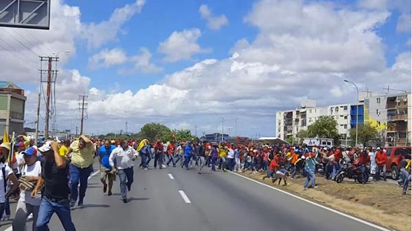 Enfrentamiento entre opositores y oficialistas en Villa Rosa | Foto: captura de video