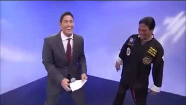 presentador de tv expone a falso maestro Kung-Fu | Foto: Captura de video
