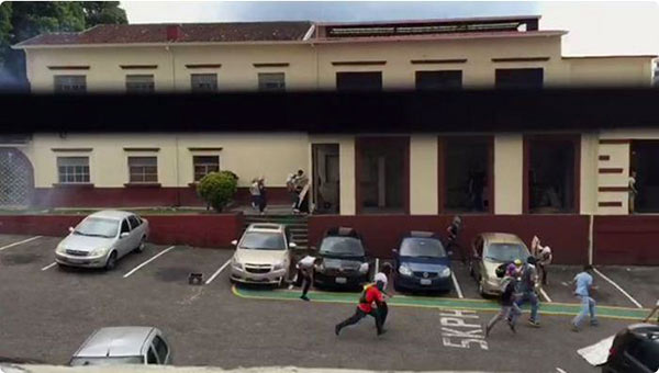 Colectivos atacan Materno de San Cristóbal | Foto: captura de video