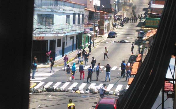 Entrentamiento entre policía regional y estudiantes de la UCAT