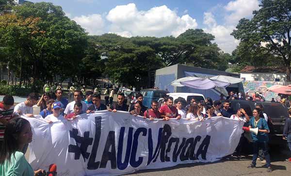 Estudiantes de la UCAV salen a la calle en protesta | Foto vía Twitter