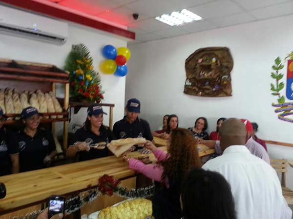 Inauguran panadería socialista a precios "justos" | Foto: Twitter