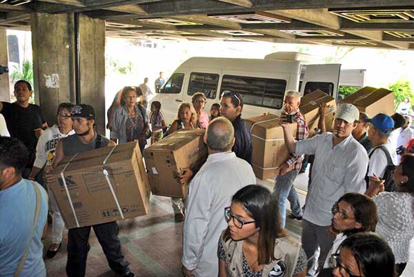 Rescate Venezuela entregó insumos médicos al Hospital de Los Magallanes de Catia | Foto: @liliantintori