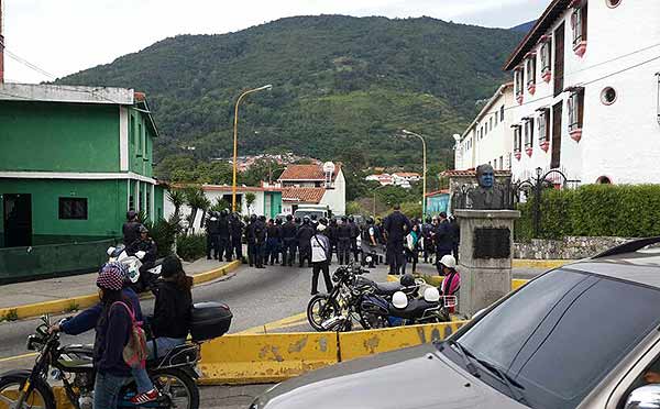 Mérida, policía impide el paso | Foto: @unidadvenezuela