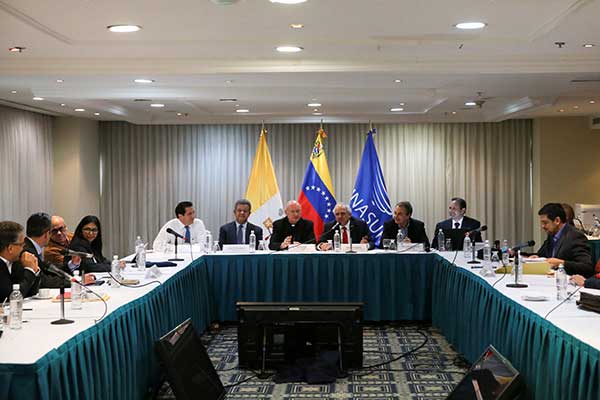 Mesa de diálogo entre Gobierno y oposición | Foto: Reuters