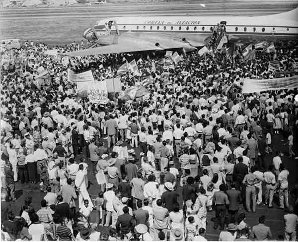 Recibimiento de Fidel en el aeropuerto de Maiquetia, 23 de enero de 1959.