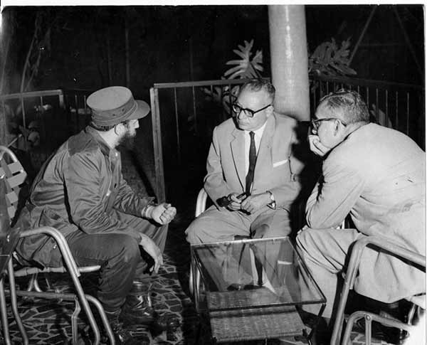 Fidel conversa con Rómulo Betancourt, junto a Francisco Pividal, embajador de Cuba en Venezuela