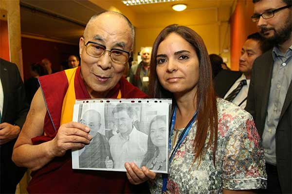 Dalai Lama junto a la abogada Tamara Suju | Foto: @TAMARA_SUJU