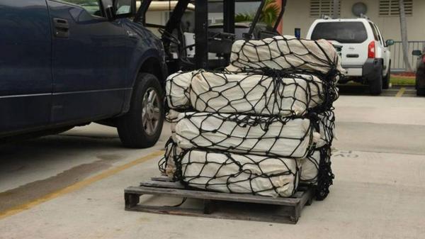  fardos con 350 kilos de cocaína incautados | Foto: Servicio de Guardacostas de los EEUU