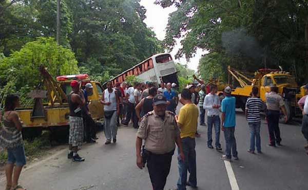 Acidente en la Troncal 9 entre dos autobuses, una gandola y un camión |Foto: Twitter