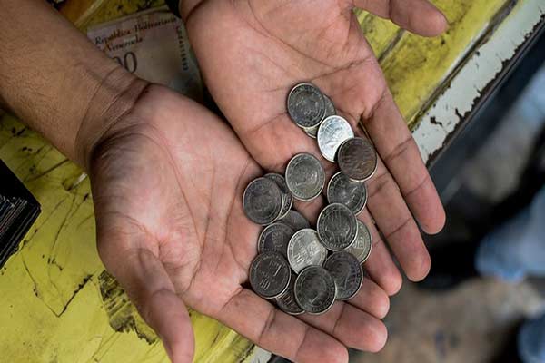 Comerciantes caraqueños ya tienen en sus manos las monedas de 50 Bs |Foto: AFP