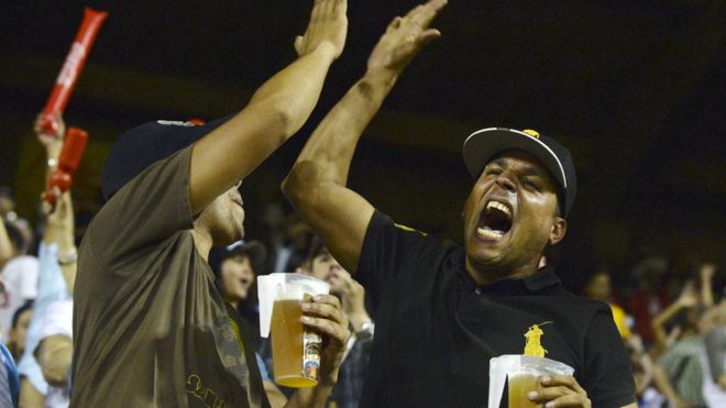 El béisbol es una forma de ocio económica para los venezolanos en estos momentos | BBC