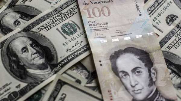 El billete de 100 bolívares tiene un cambio oficial de US$0,15, pero en el mercado negro del dólar solo alcanza US$0,02.|GETTY IMAGES