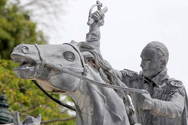 Robaron espadas a estatuas de próceres | Foto: Milko Marín/ Panorama