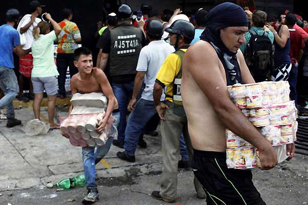Saqueo en La Fría, Táchira | Foto: Reuters