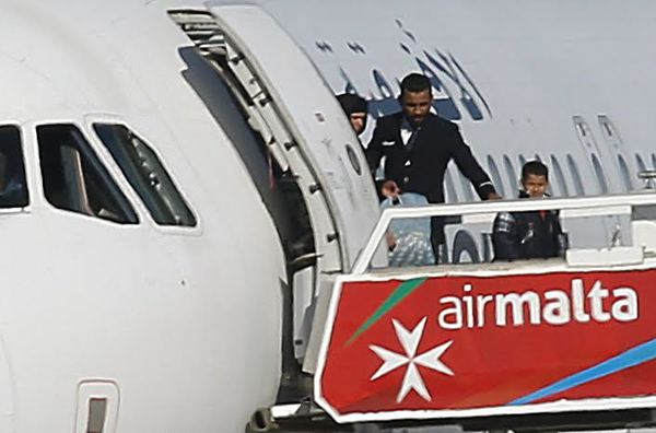 Primera imagen de los pasajeros liberados del avión libio secuestrado | REUTERS