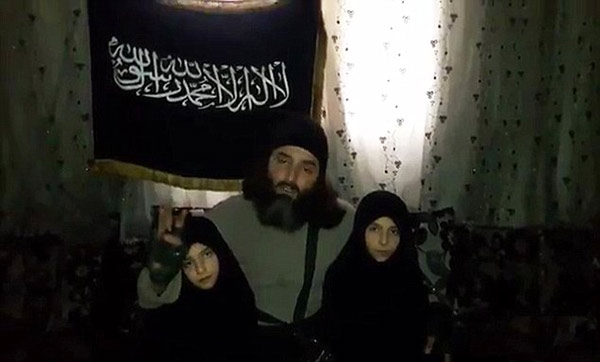 Padre terrorista se despide de sus hijas suicidas | Foto: Daily Mail