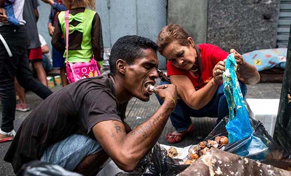 Venezolanos comiendo de la basura | Foto: Cristian Hernández