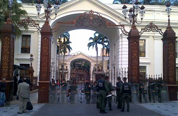 Alrededores de la Asamblea Nacional amenecieron fuertemente custodiados | Foto: Derlys Marchán (@dmarchan_gv )