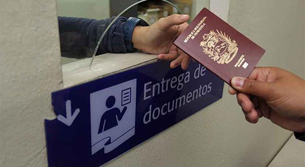 Venezolanos ahora deben certificar su pasaporte para viajar al exterior | Foto: Archivo