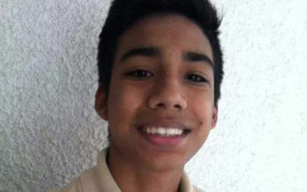 Abraham José Velazco, de 16 años, lo golpearon y posteriormente lo lanzaron desde el cuarto piso de un edificio
