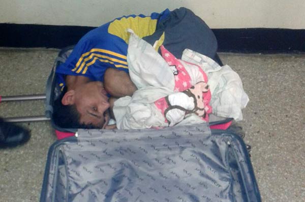 El detenido pretendía escapar dentro de la maleta | Foto: @RCamachoVzla
