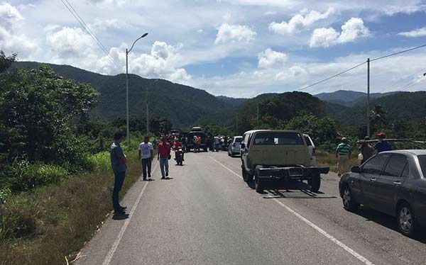 Familiares de víctimas de la masacre de Cariaco volvieron a tomar la Troncal 9 | Foto: Cortesía