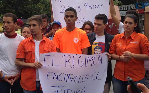 Jóvenes de Voluntad Popular protestan en la plaza Brión de Chacaito | Foto: @VoluntadPopular