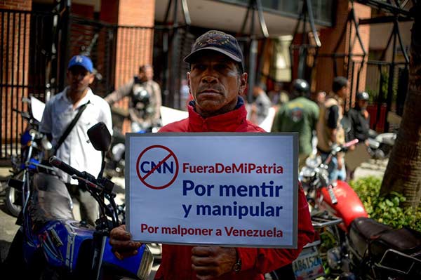 Simpatizantes del gobierno de Nicolás Maduro manifestaron frente a Conatel, en apoyo a la medida contra CNN en Español  | Foto: AFP