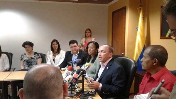 Ministro para el Trabajo, Francisco Torrealba, se reunió con trabajadores de General Motors | Foto: @torrealbaf