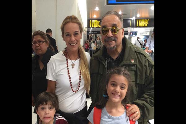El cantante Willie Colón junto a Lilian Tintori y sus hijos  |Foto: Twitter