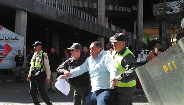 Diputados son sacados a empujones del CNE | Foto: Twitter