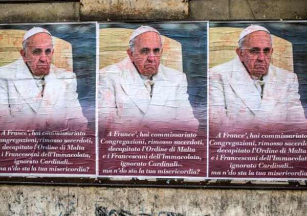Carteles con críticas al Papa Francisco | Foto: EFE