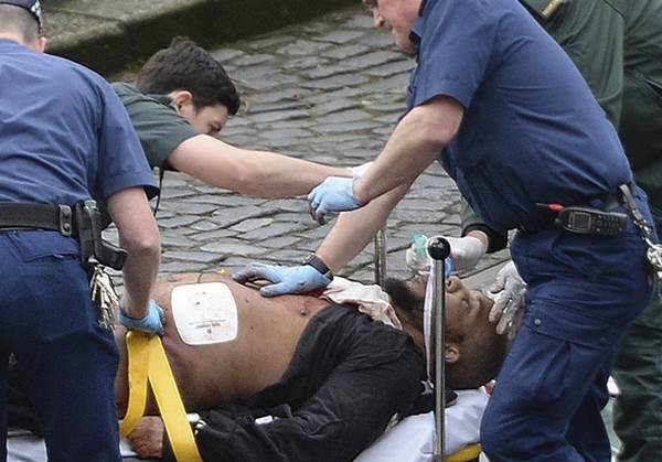 Khalid Masood, el autor del atentado de Londres, atendido por los sanitarios tras ser abatido por la policía. | Foto:  STEFAN ROUSSEAU AP