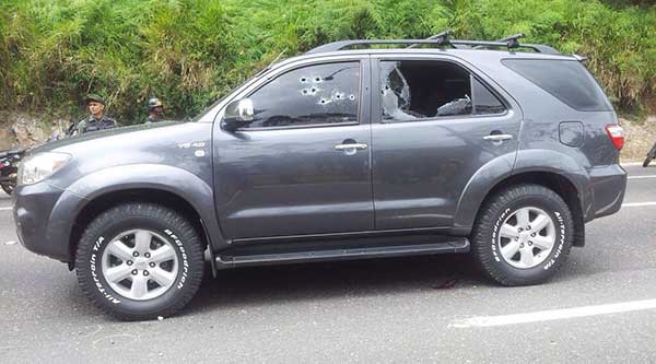 Asesinan de múltiples disparos a tres personas que se trasladaban en una Toyota Fortuner en la bajada de Tazón | Foto: @RCamachoVzla 