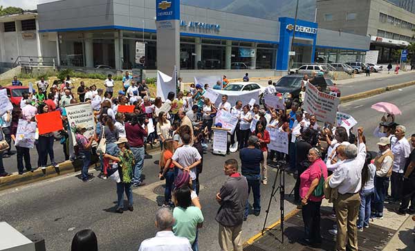 Pacientes se “encadenaron" en Los Ruices por la escasez de medicinas | Foto: Twitter