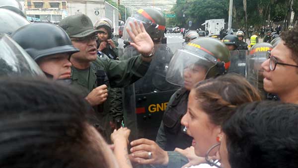 GNB detuvo a camarógrafo y periodistas que cubrían protestas en rechazo al golpe contra la AN | Foto: Twitter