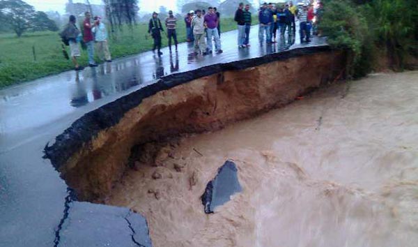 Colapsa puente Arenosa en Táchira | Foto: Twitter