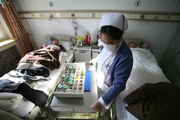 Joven ingresó a un hospital de China con un cuchillo en el ojo | Foto: Who