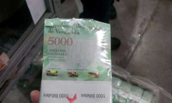 Cargamento de billetes de 5 mil y 10 mil del nuevo cono monetario llega a Venezuela | Foto: Twitter