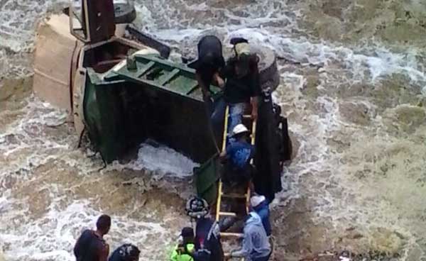 Camión 350 cayó al río Guaire | Foto: Twitter