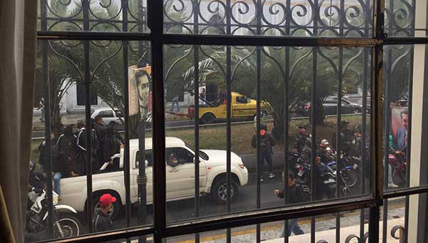Colectivos armados rodean el Palacio Legislativo | Foto: Twitter