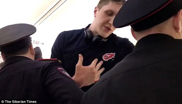 Alexander Kimerov, 20, siendo desalojado del avión | Foto: The Serbian Times