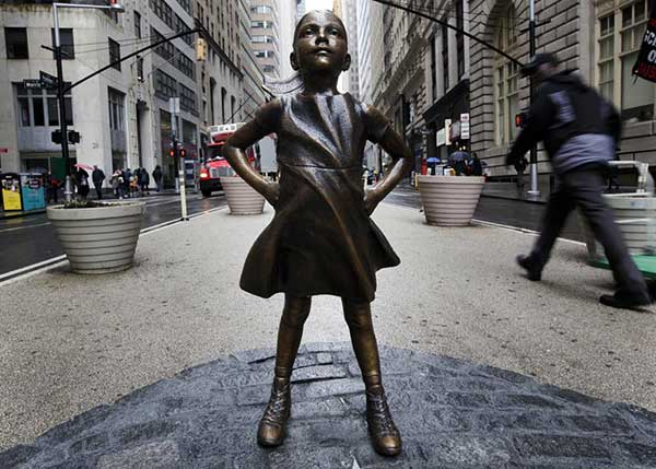 El desafiante homenaje a las mujeres frente al emblemático toro de Wall Street | Foto: EFE