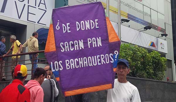 Caraqueños piden al Gobierno que saque a los colectivos de las panaderías | Foto: El cooperante