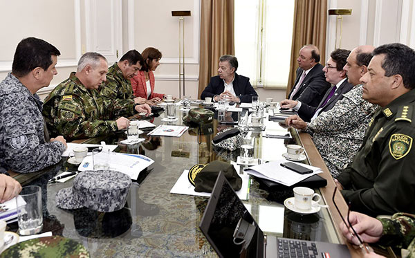 Santos (c), en reunión con su canciller, María Ángela Holguín (i), su ministro de la Defensa, Luis Carlos Villegas | EFE